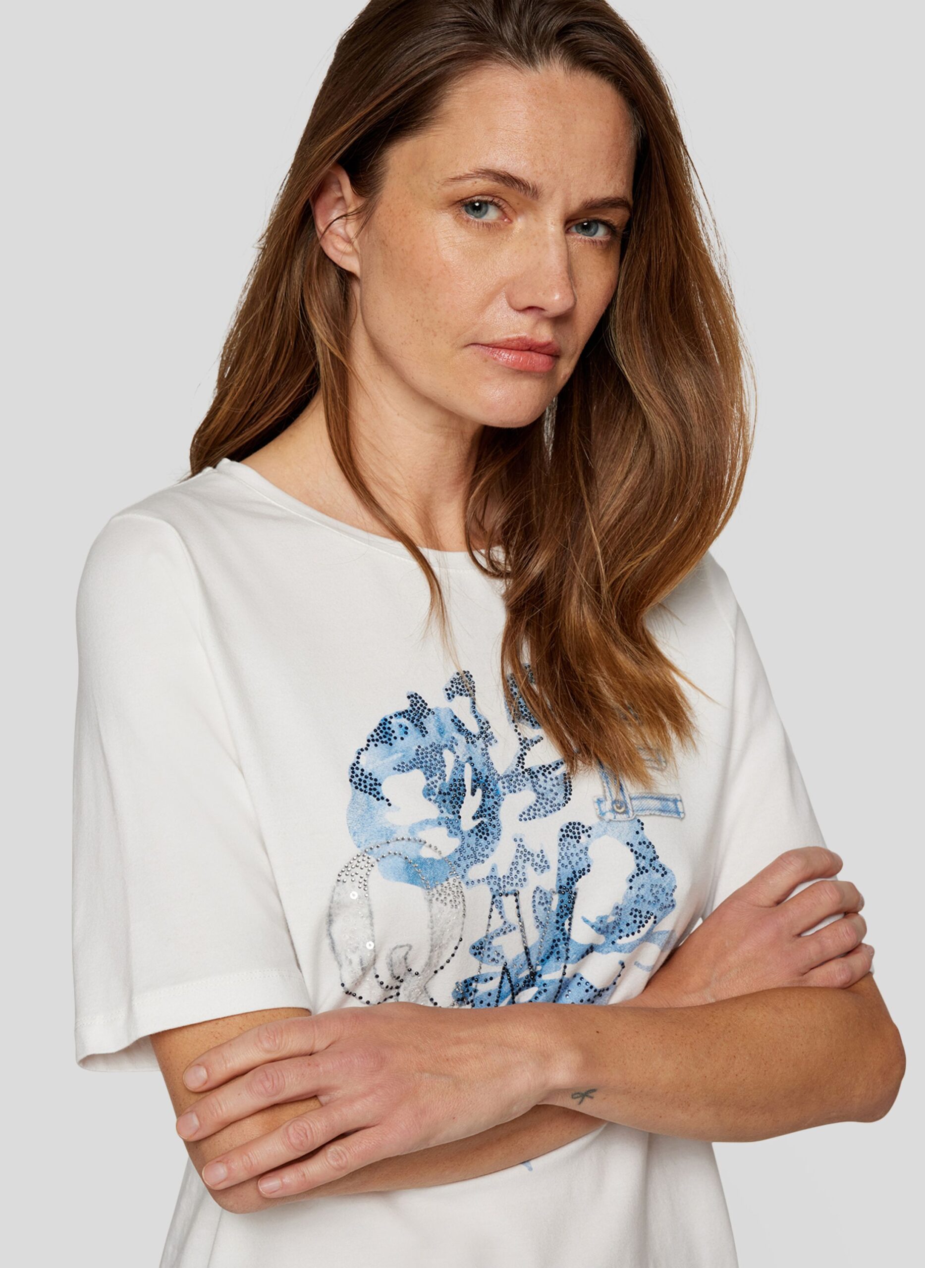 Rabe T-Shirt mit Denim-Print und Strassakzenten – Bild 8