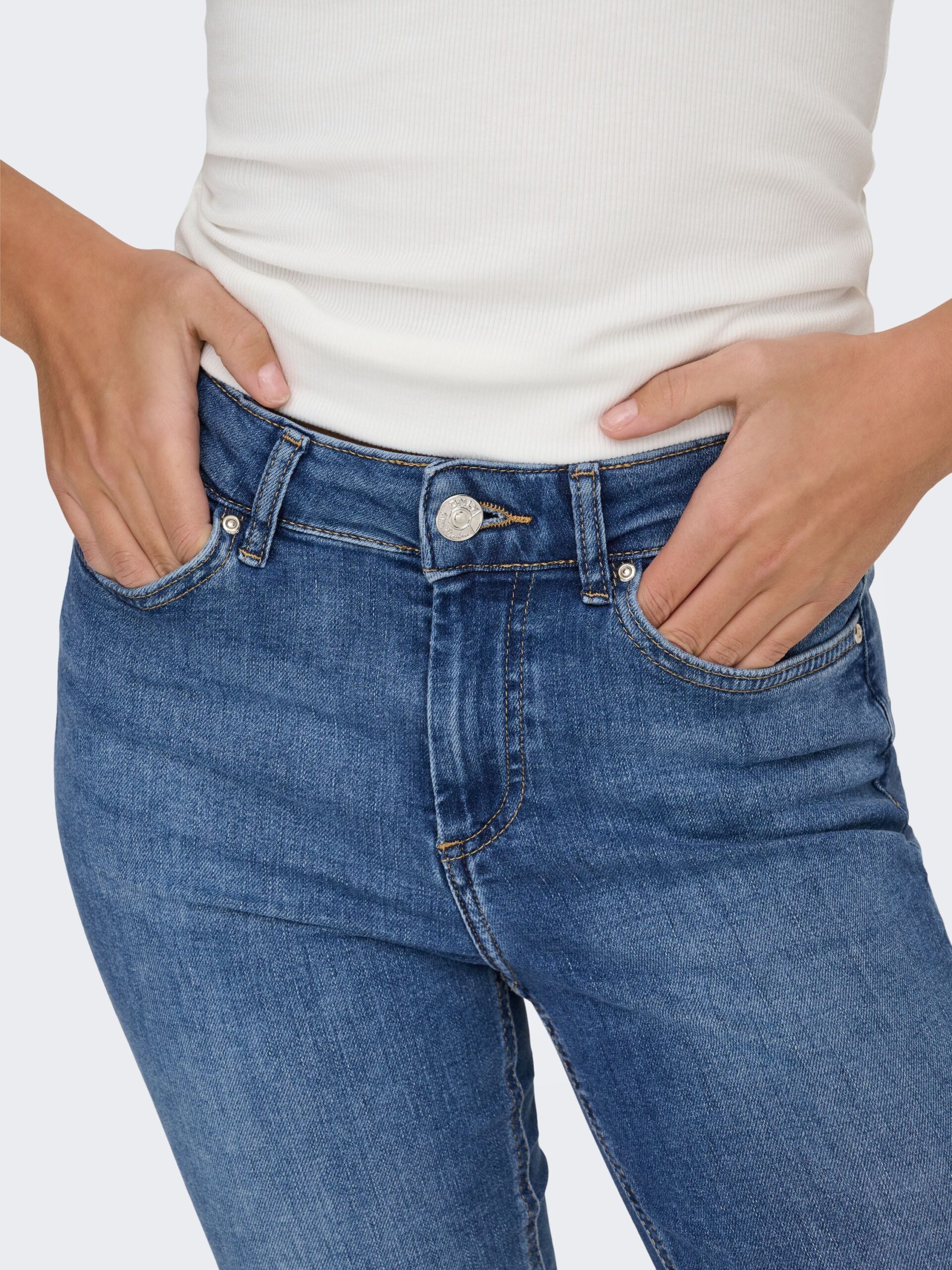 ONLY Flared Jeans mit mittlerer Taille – Bild 4