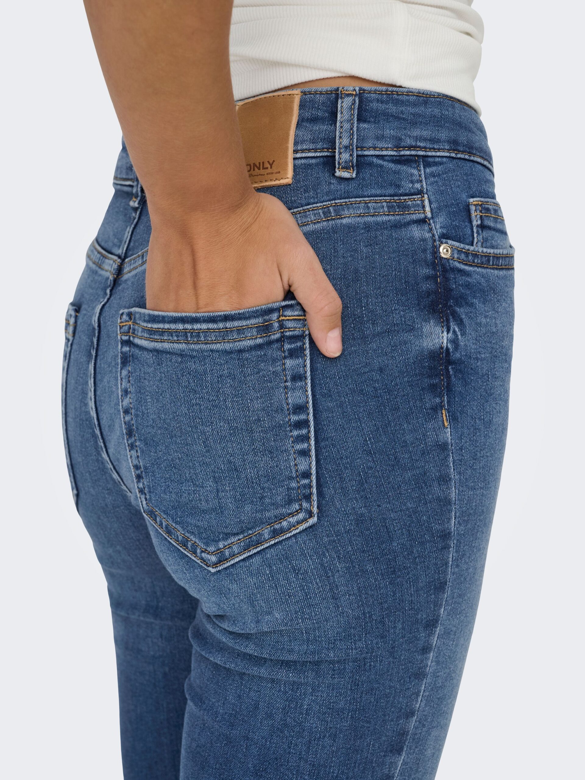 ONLY Flared Jeans mit mittlerer Taille – Bild 5