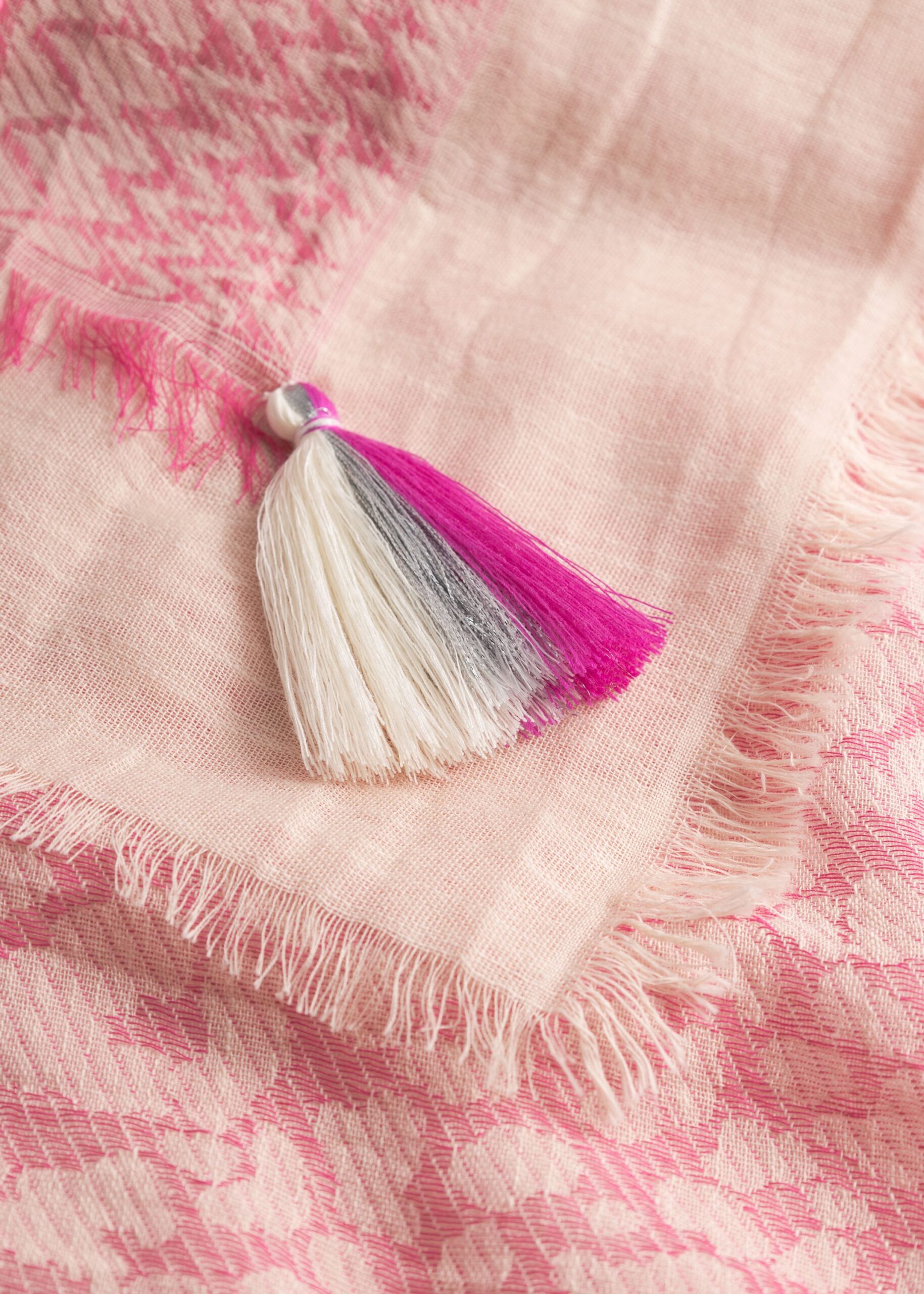 Codello Jacquard-Tuch mit Blumen-Leo-Muster und OMG-Schriftzügen – Bild 3