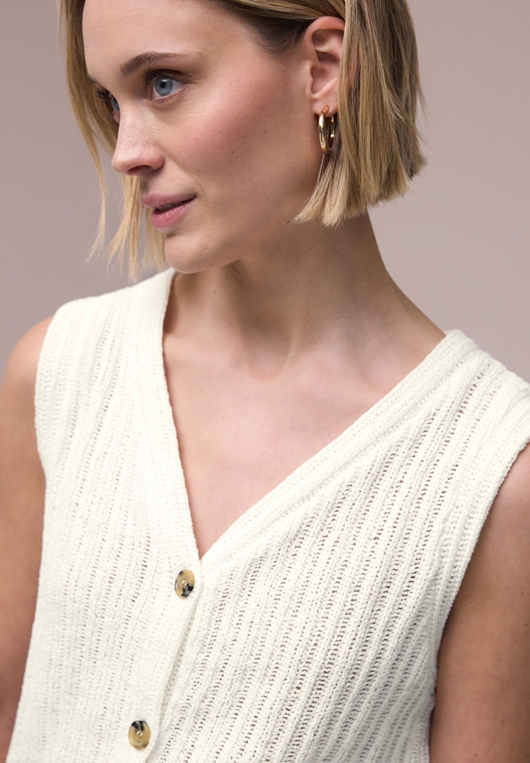 Street One Strickweste mit V-Ausschnitt und Knopfleiste – Bild 4