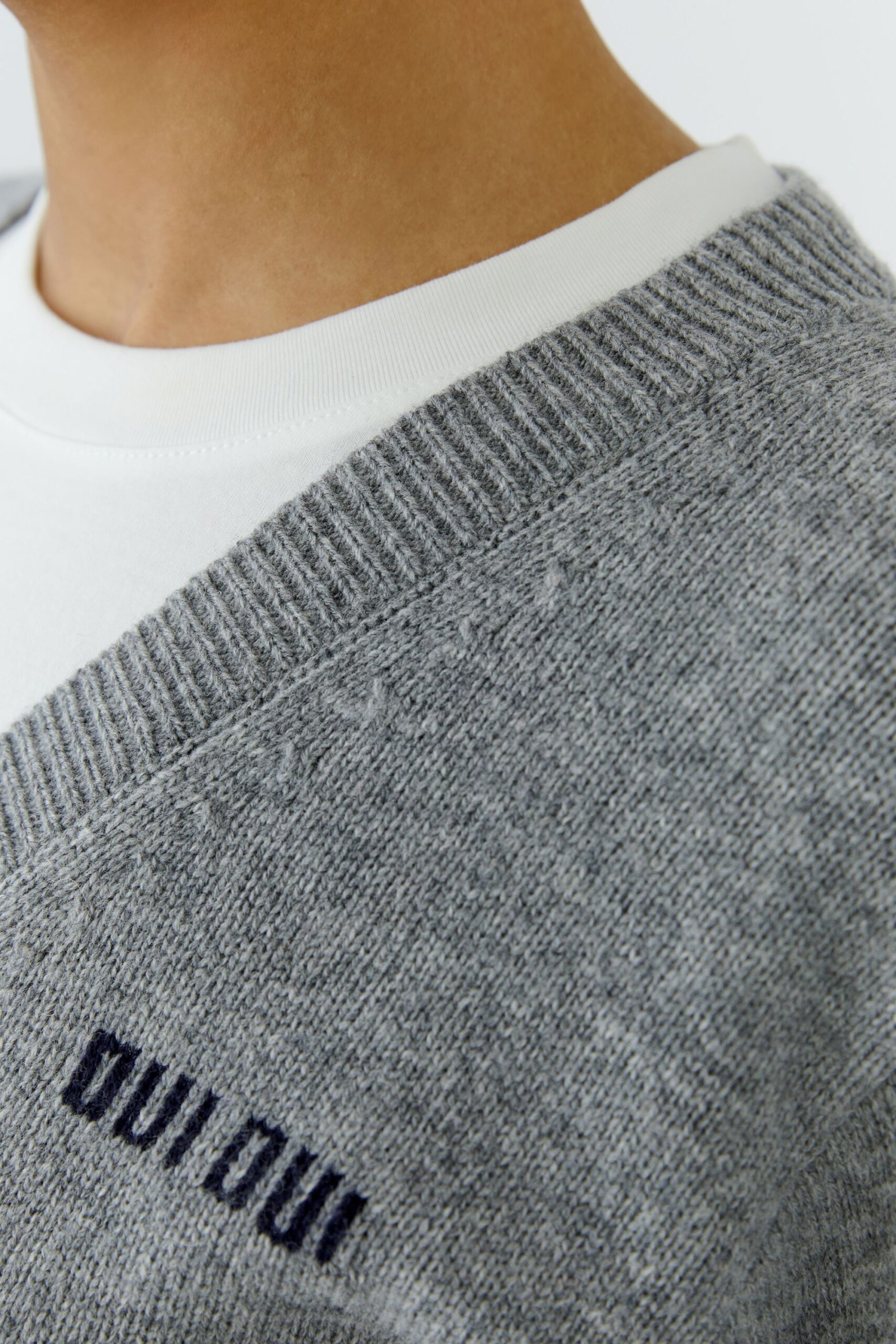 Oui Strickpullover mit V-Ausschnitt und verkürzter Länge – Bild 4